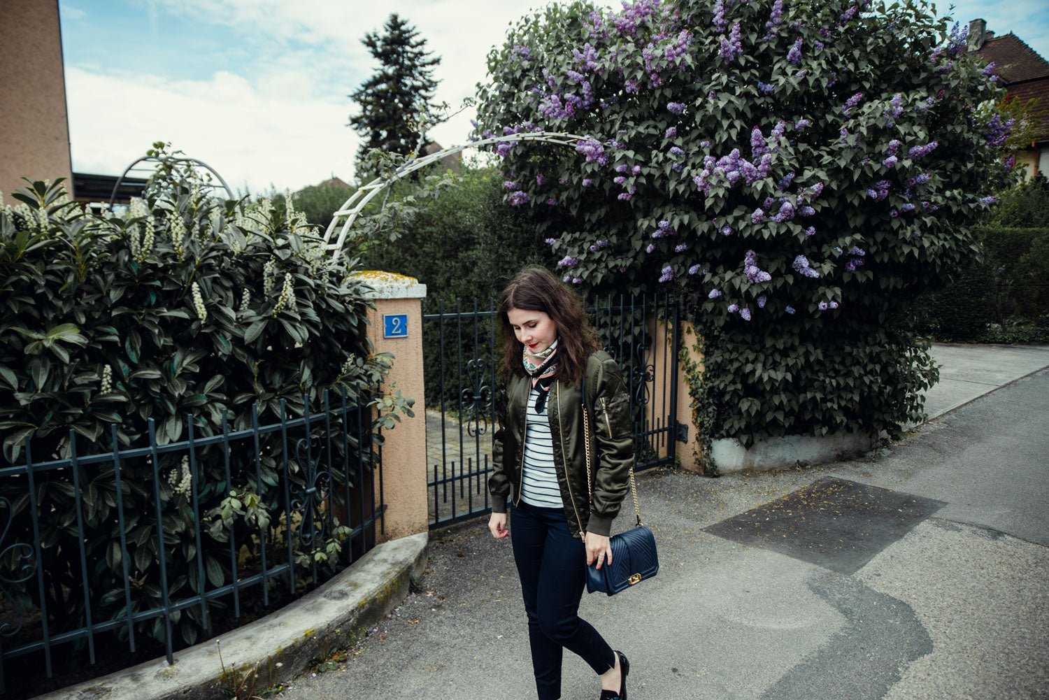 Un bomber et des fleurs