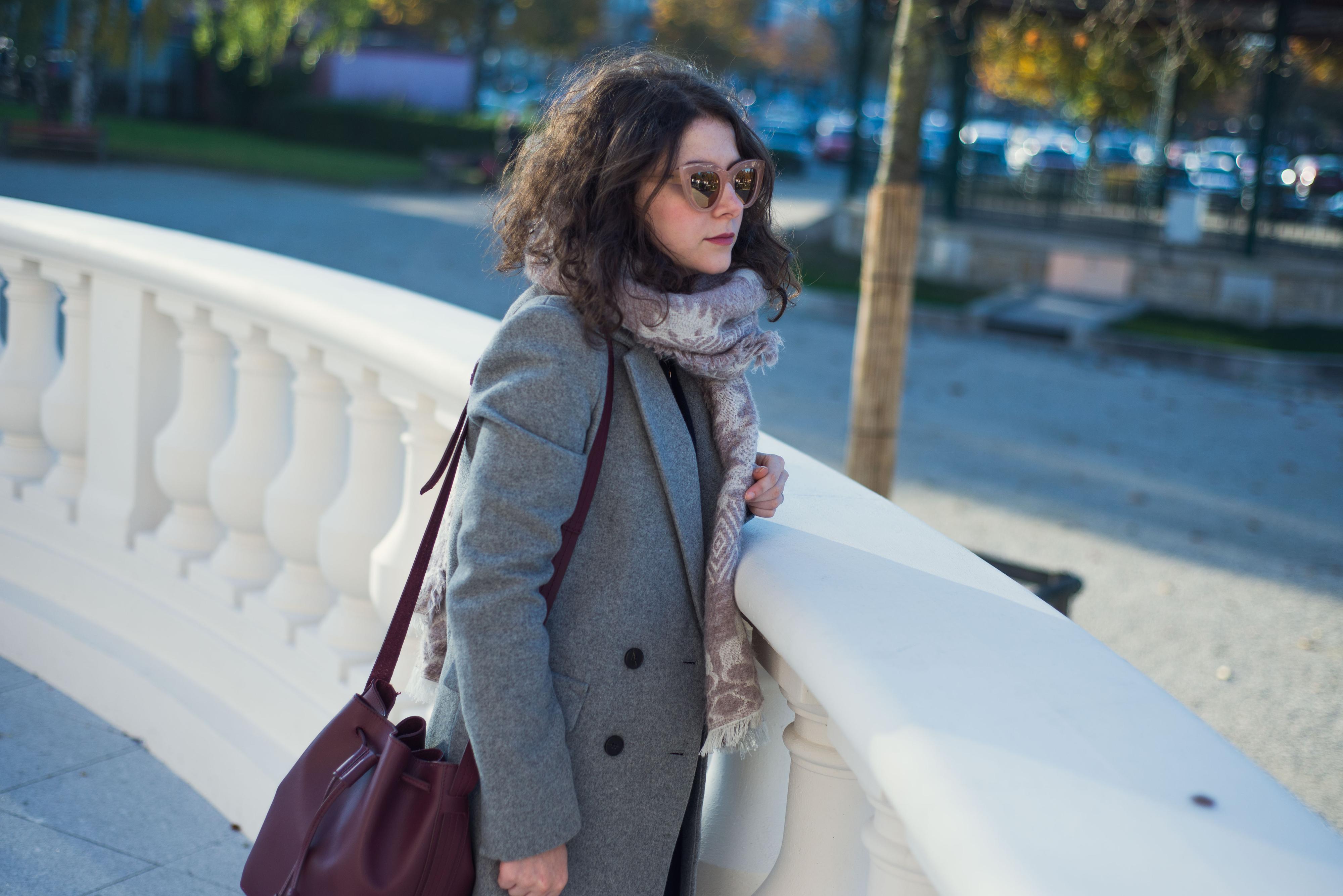 Manteau gris et bottines cloutées
