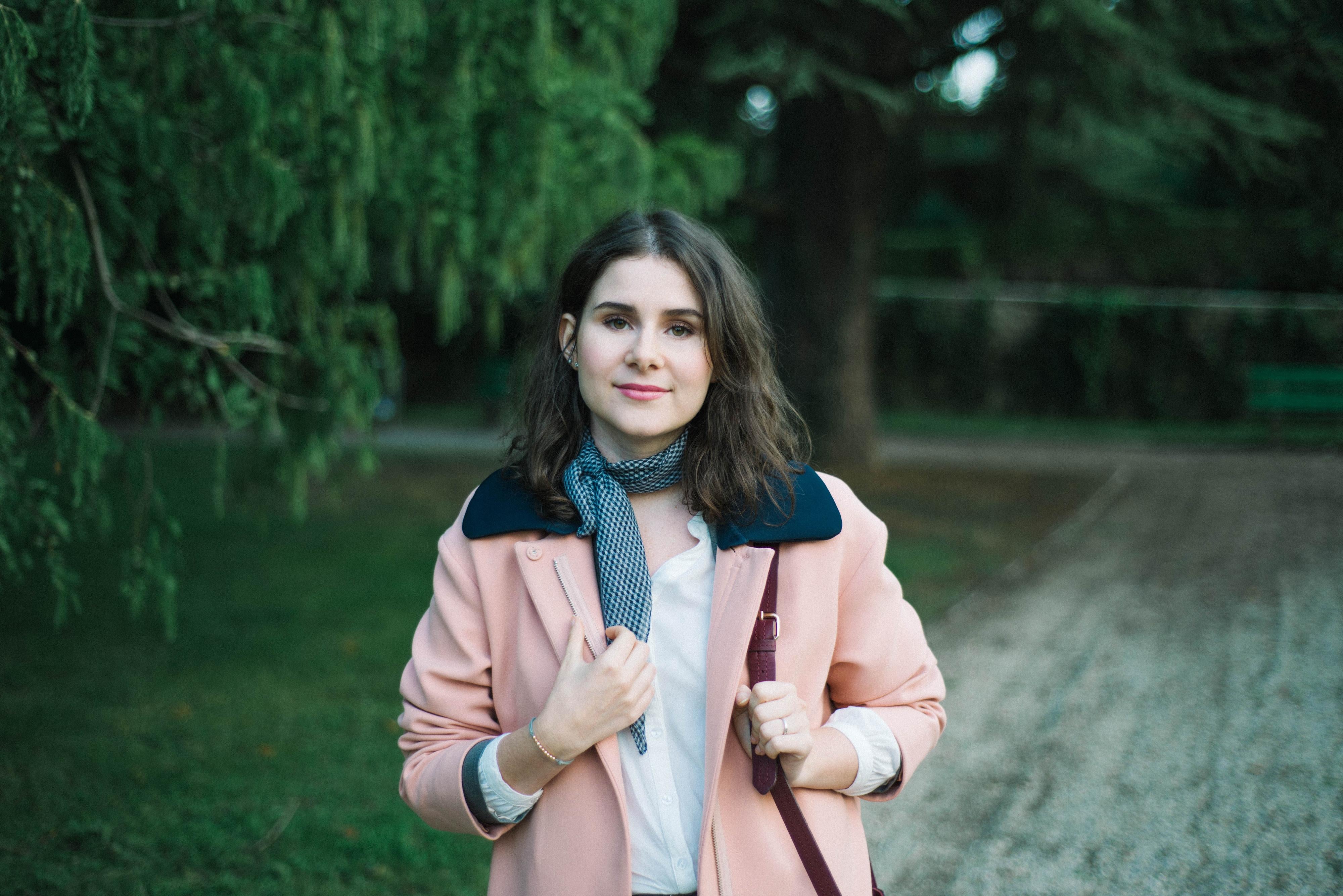 Manteau rose et pantalon gris