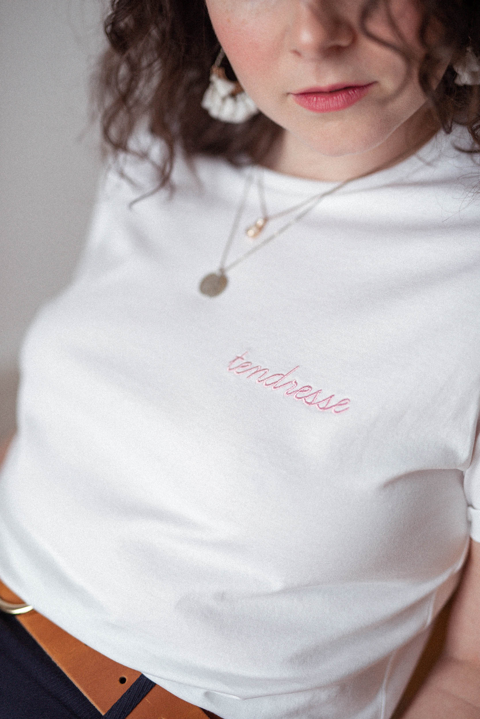 t-shirt blanc | t-shirt femme | tee shirt femme | tee shirt femme blanc | tee shirt femme chic | tee shirt femme original | style vintage | féminine | matières naturelles | site de vêtement femme | vetement eco responsable | marques suisses durables | Katoune | Pret à porter femme