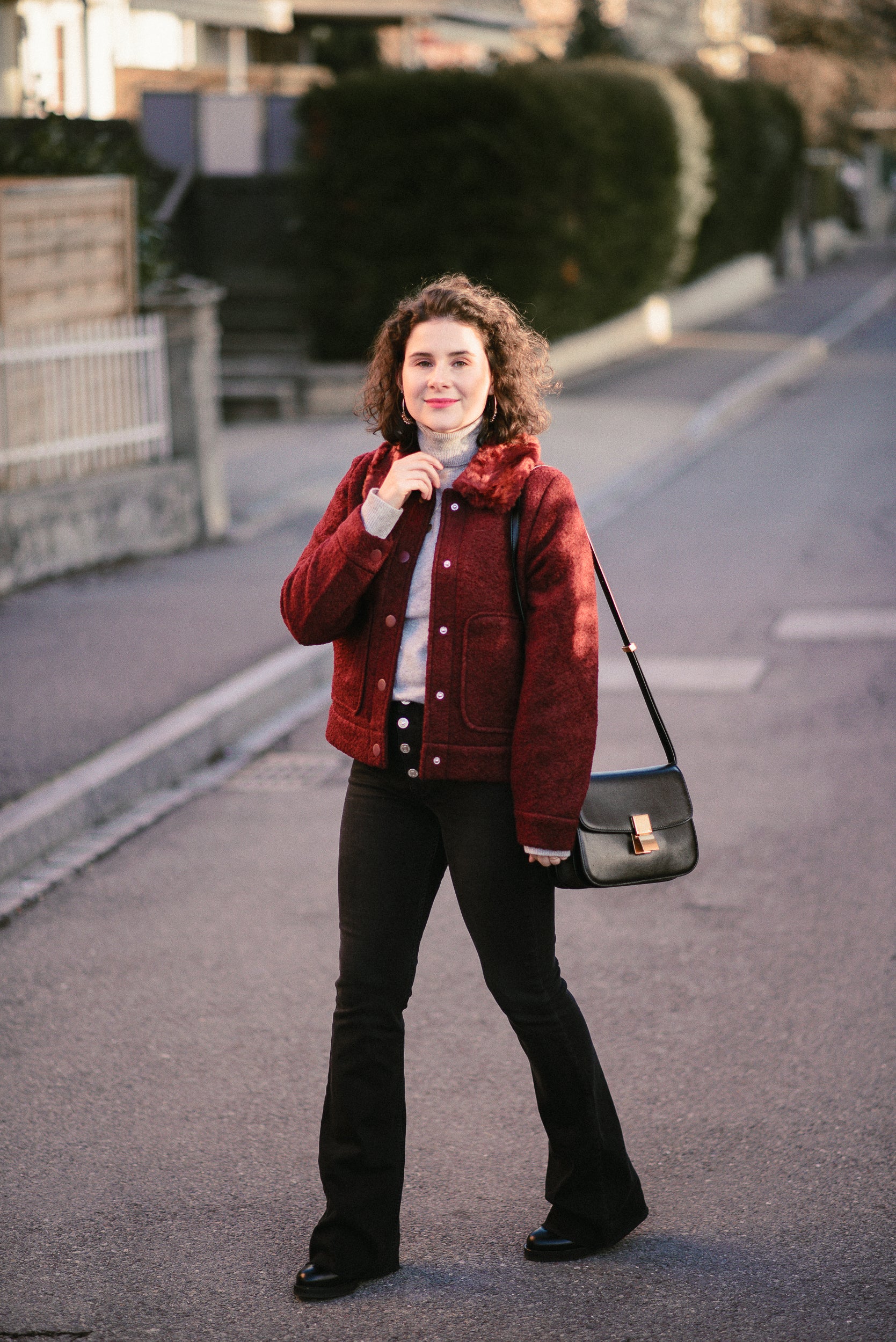 Tenue du jour : jean flare et veste bordeaux