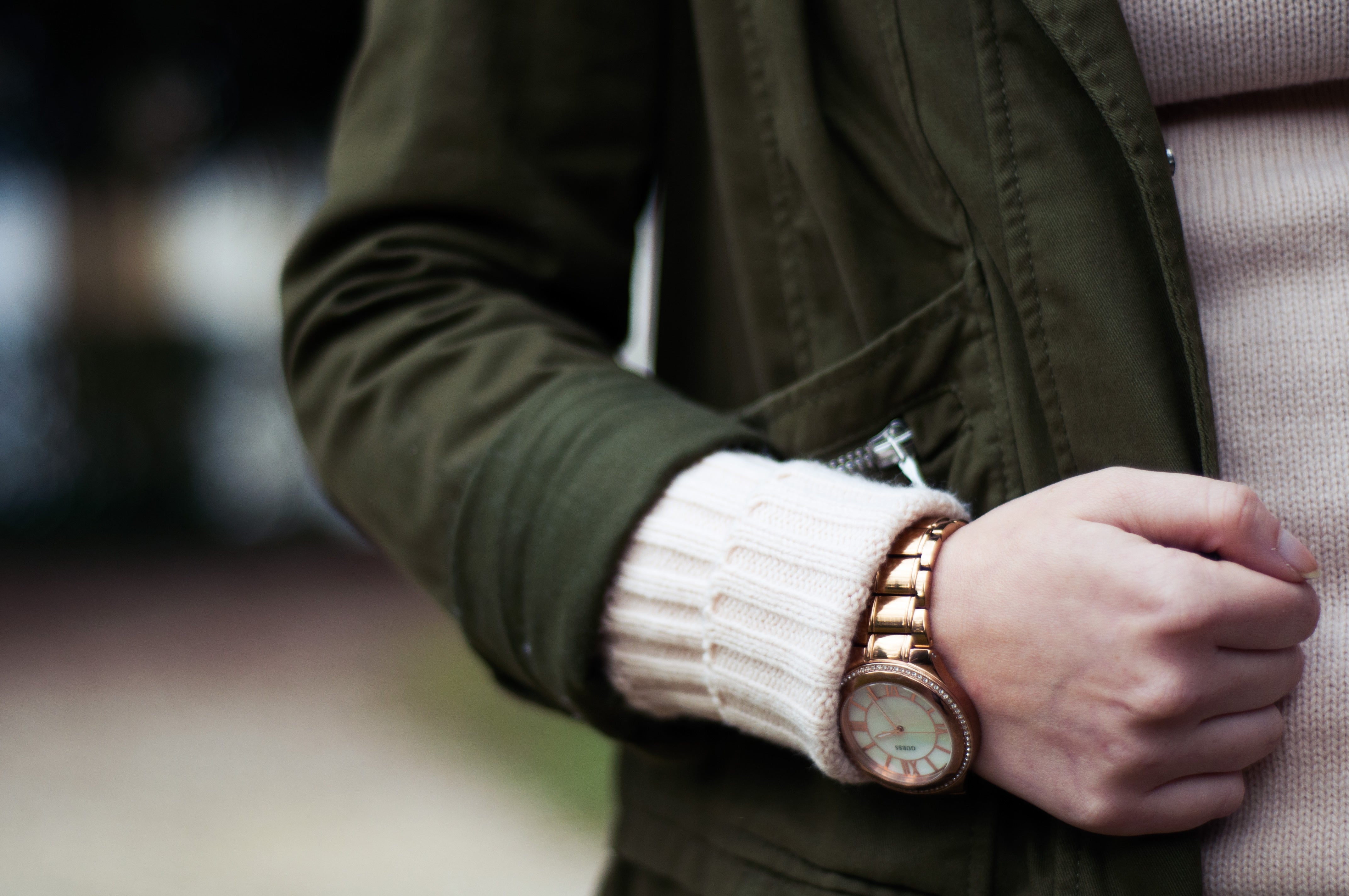 Look : Kaki et un pull rose tout doux