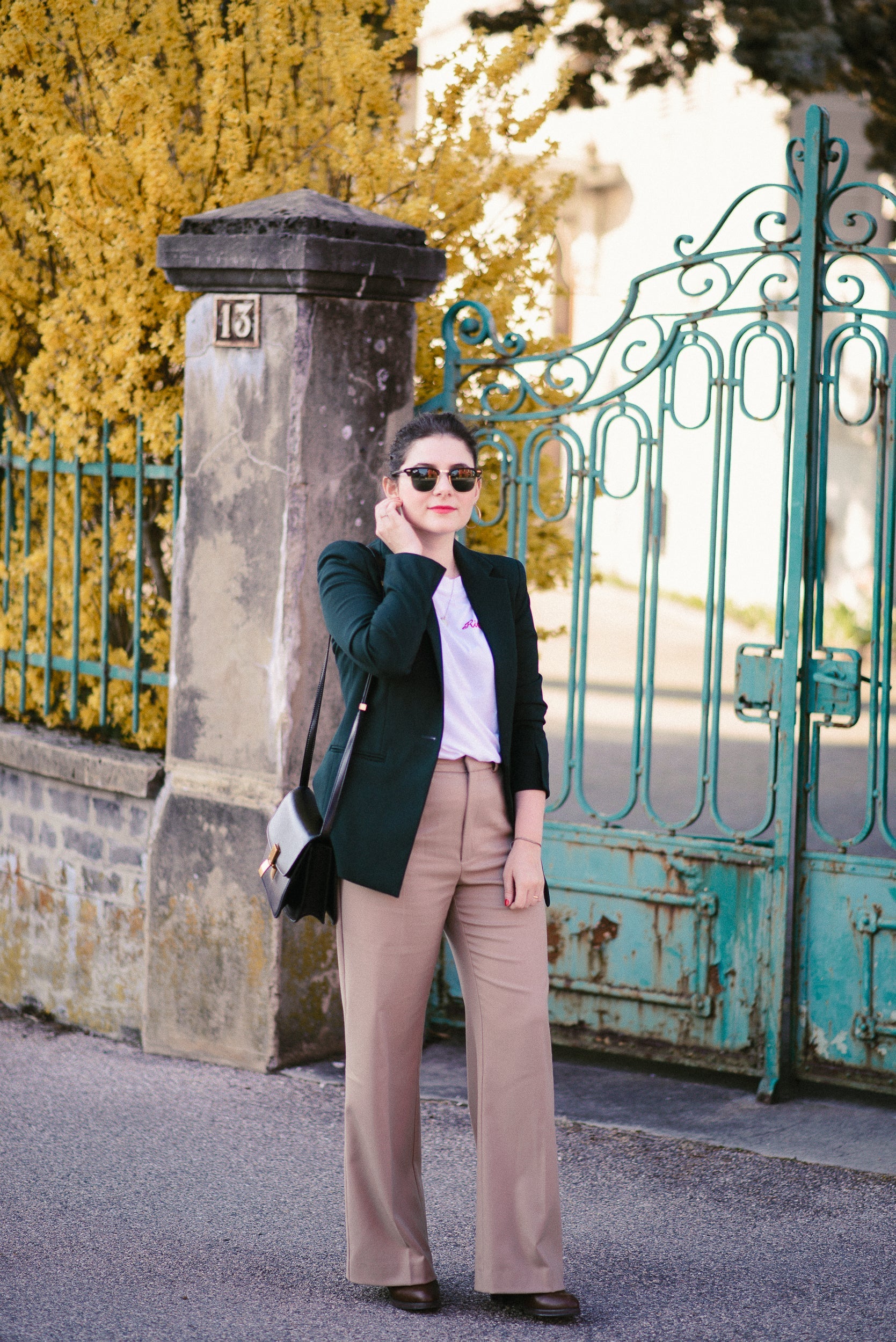 Le pantalon large beige, comment le porter?